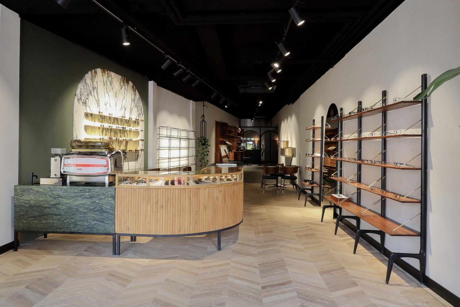 winkelruimte met balie - brilstudio soest