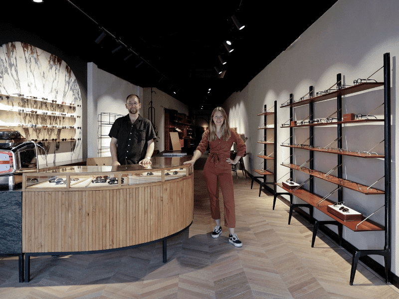 De ambachtelijke opticien die zich onderscheidt met advies dat verder gaat - Buro Improof eigenaren brilstudio in soest